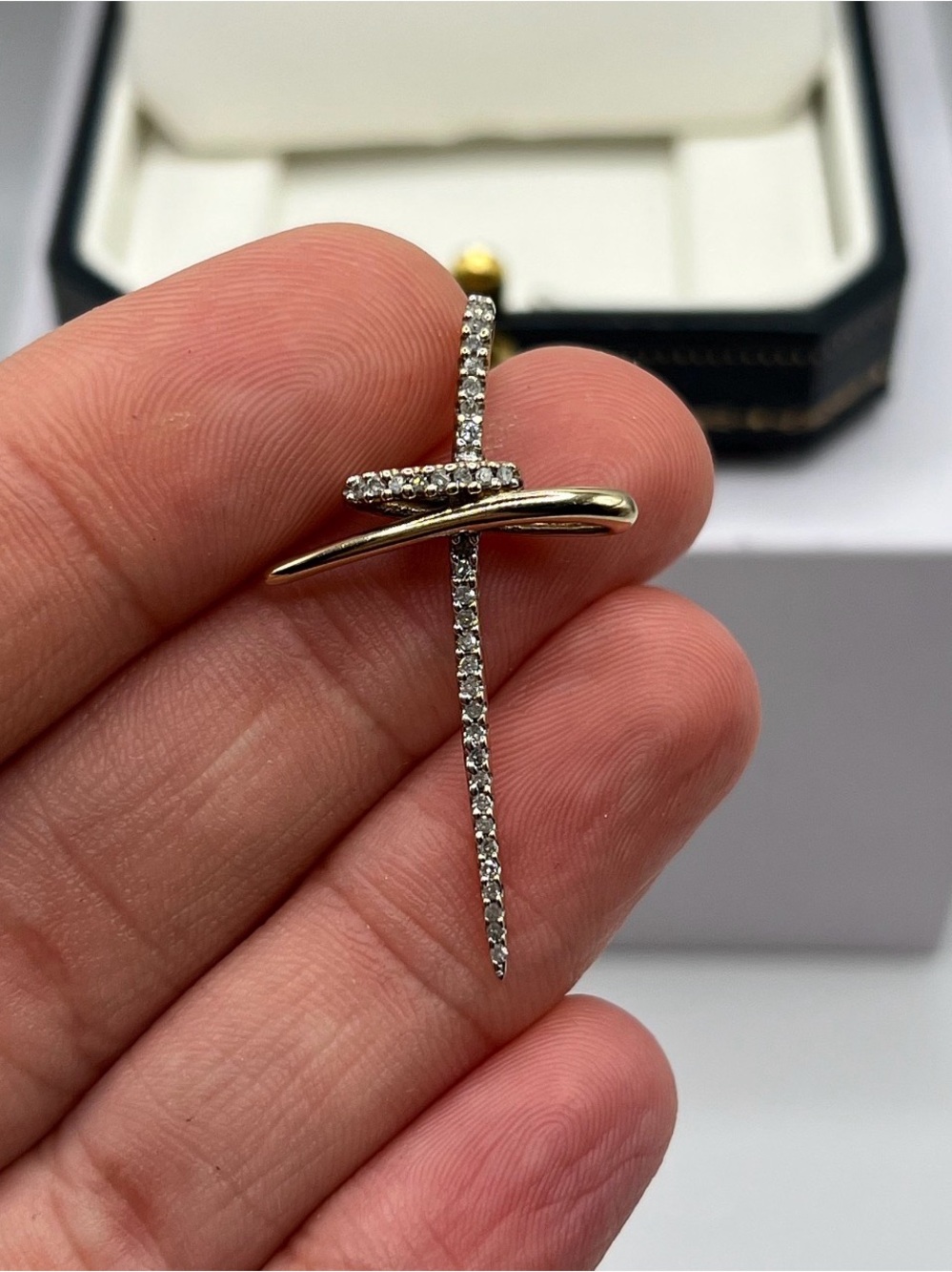 9 KT Gold Vintage Cross - Picture 3 of 3